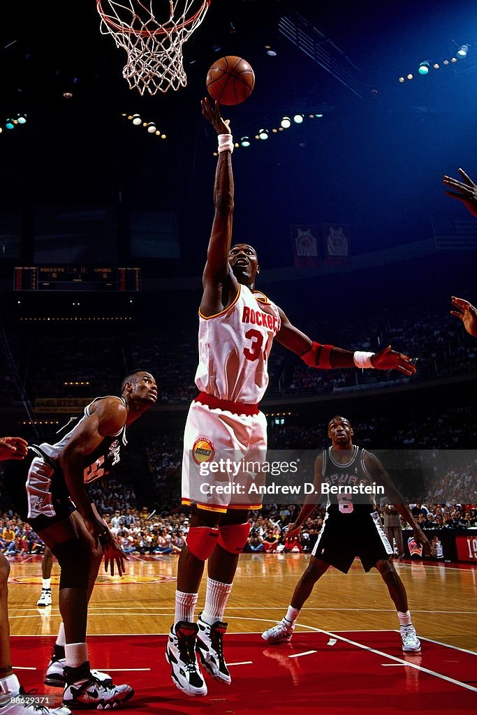 1995 Rockets Final Hakeem Olajuwon of the Houston Rockets shoots a layup against David ...