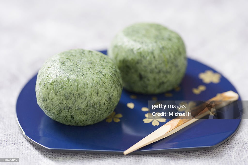 Grass rice cake to get on tray