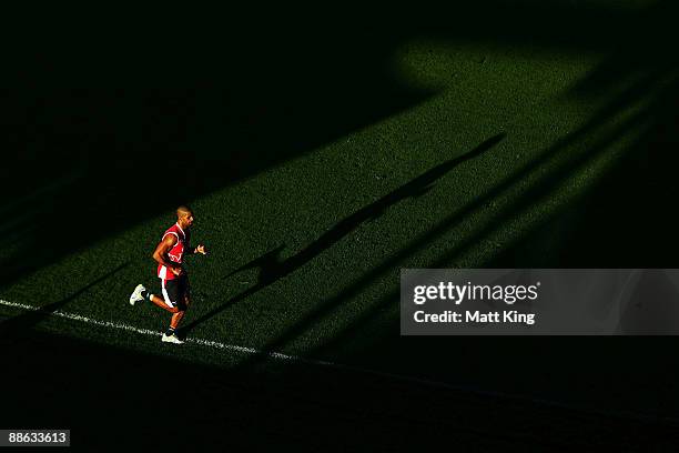 Michael O'Loughlin runs laps during a Sydney Swans AFL training session at the Sydney Cricket Ground on June 23, 2009 in Sydney, Australia.