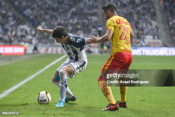 Stefan Medina of Monterrey fights for the ball with Mario Osuna of Morelia during the semifinal second leg match between Monterrey and Morelia as...