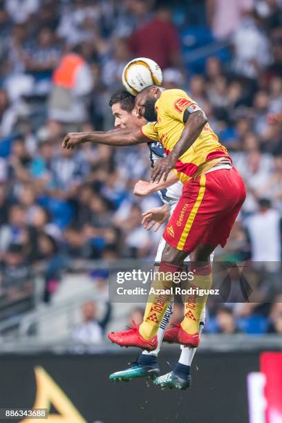 Neri Cardozo of Monterrey heads the ball with Gabriel Achilier of Morelia during the semifinal second leg match between Monterrey and Morelia as part...