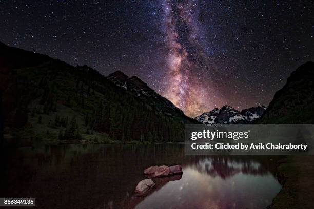 milky way over maroon bells, aspen, colorado - maroon bells stock pictures, royalty-free photos & images