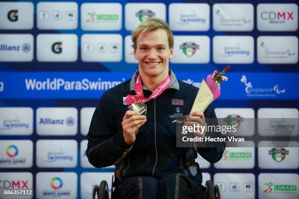 Andrea Bjrornstad of Norway shows his gold medal in men's 400 m Freestyle S7 during day 2 of the Para Swimming World Championship Mexico City 2017 at...