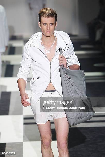 Won Omtrek efficiënt 548 Gucci Milan Mens Fashion Week S S 2010 Photos and Premium High Res  Pictures - Getty Images