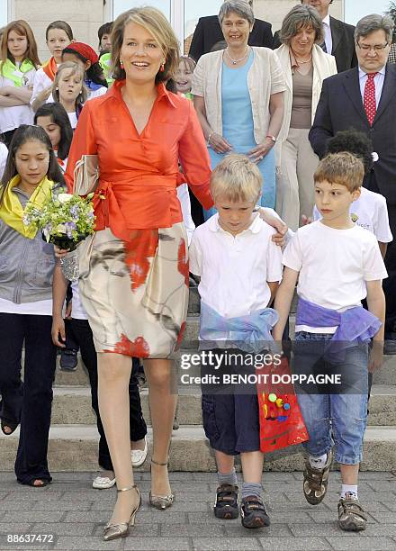 Belgian Princess Mathilde meets with pupils during a visit to the European school, on June 23, 2009 in Brussels. AFP PHOTO/BELGA/BENOIT DOPPAGNE...