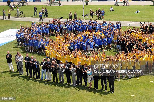 Almost 1000 French children form the five olympic rings, next to French officials including French olympic committee president Denis Masseglia,...