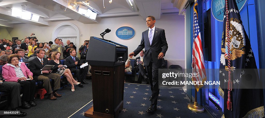 US President Barack Obama walks to the l