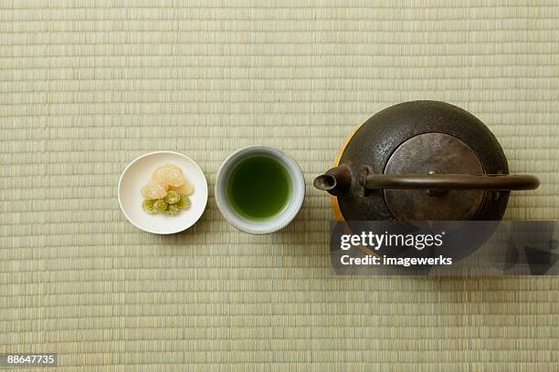 japanese green tea with kettle on tatami, close-up  - japanese sweet stock-fotos und bilder