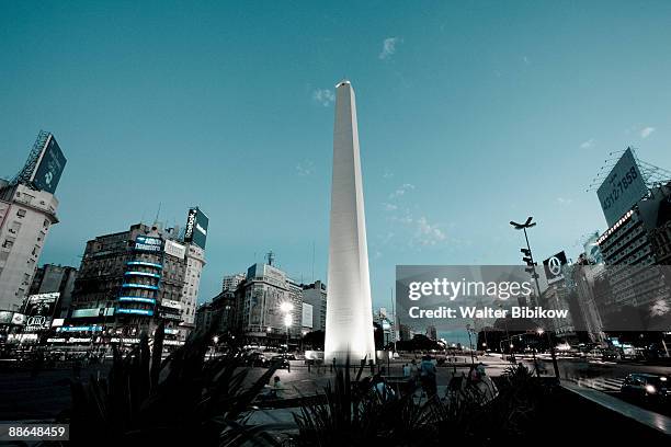 el obelisko, symbol of argentina - obelisk stockfoto's en -beelden