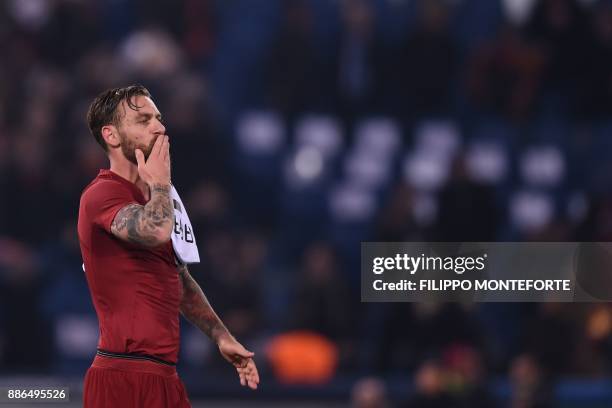 Roma's Italian midfielder Daniele De Rossi celebrates at the end of the UEFA Champions League Group C football match AS Roma vs FK Qarabag on...