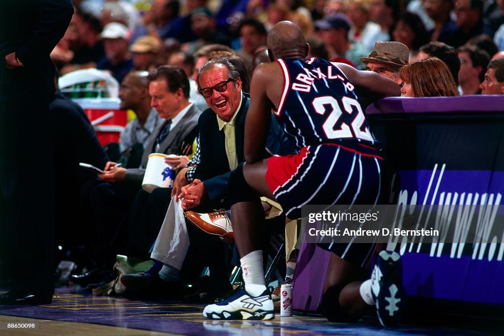 1996 Rockets Clyde Drexler of the Houston Rockets talks with actor Jack Nicholson ...