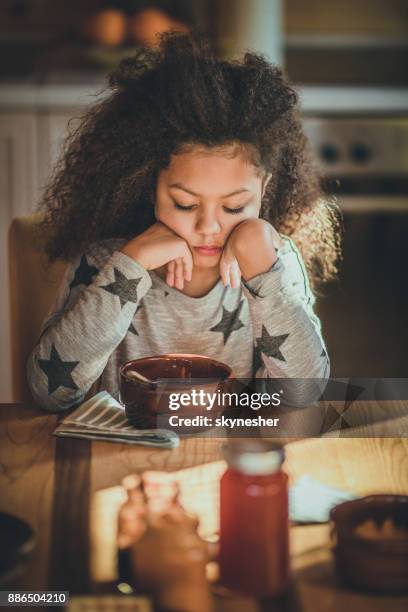 ontevreden african american girl wil niet haar ontbijten. - picky eater stockfoto's en -beelden