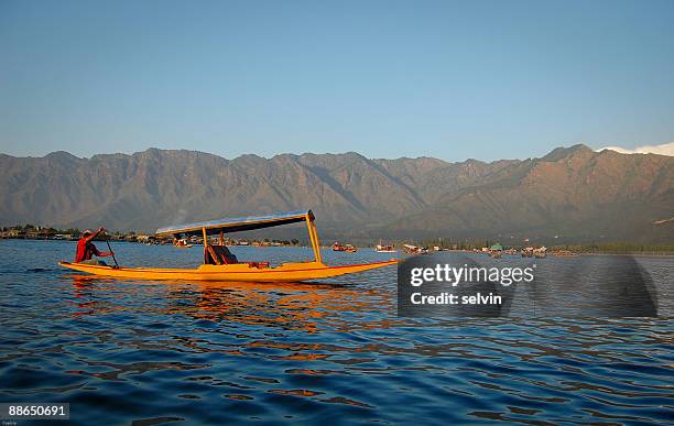 shikara on dal lake - shikara stockfoto's en -beelden