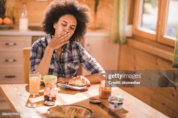 ik kan niet eten, ik ben gevoel misselijkheid! - morning sickness stockfoto's en -beelden