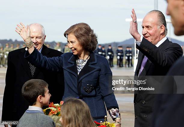 King Juan Carlos I and Queen Sofia of Spain wave to spectators during their arrival in Australia for their 3 day State visit, at the Defence...