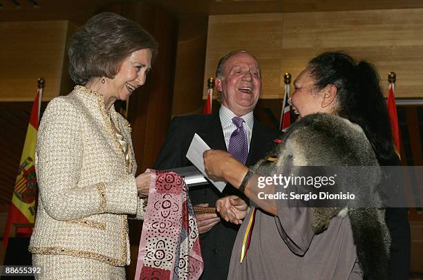 King Juan Carlos I and Queen Sofia of Spain are presented with an indigenous scalf by Martold House of the Ngambri Nation tribe during a reception at...