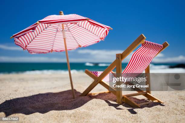 parasol and deck chair on beach (scale models) - toldo fotografías e imágenes de stock