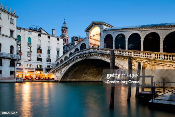 rialto bridge, grand canal at dusk - rialto bridge stock pictures, royalty-free photos & images