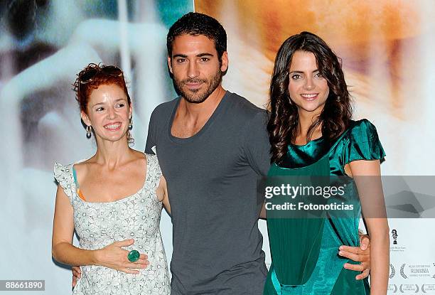 Actors Marta Balaguer, Miguel Angel Silvestre and Macarena Gomez attend a photocall for "A Contraluz" on June 24, 2009 in Madrid, Spain.