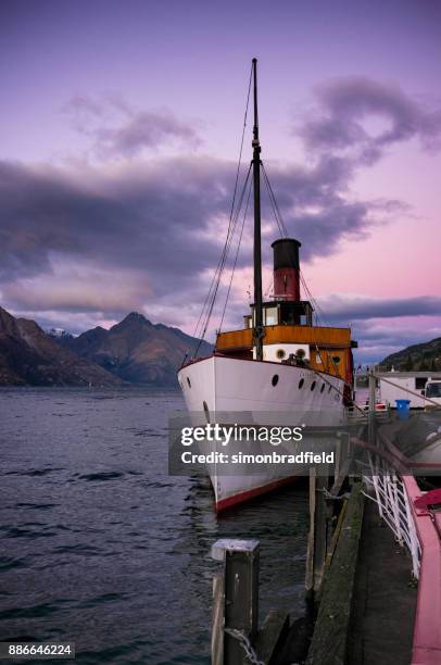 de earnslaw en lake wakatipu bij dageraad - scheepsschoorsteen stockfoto's en -beelden