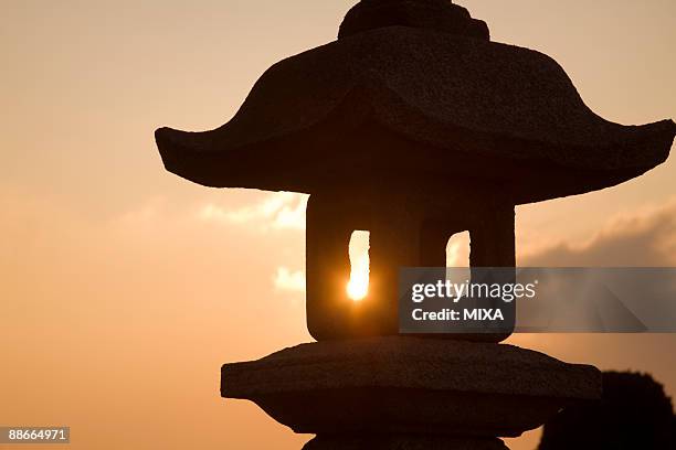 stone lantern with evening sun - 高島�市 ストックフォトと画像