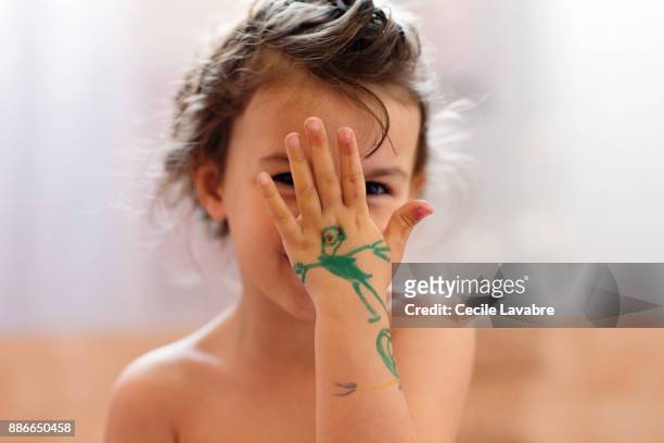 little girl showing her drawing on hand - alleen kinderen stockfoto's en -beelden