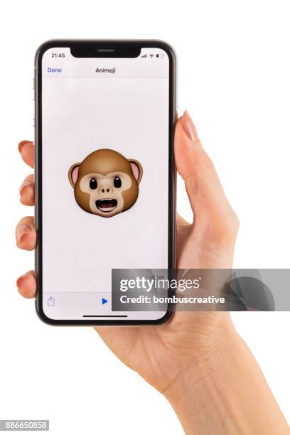 apple iphone x animoji celebración de mano - iphone fotografías e imágenes de stock