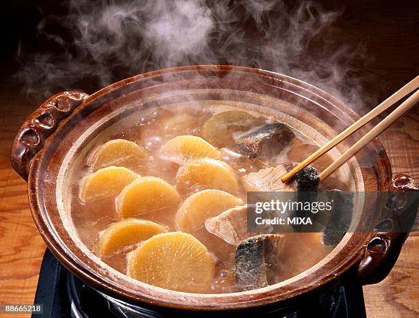 boiled yellowtail and japanese white radish - amberjack stockfoto's en -beelden