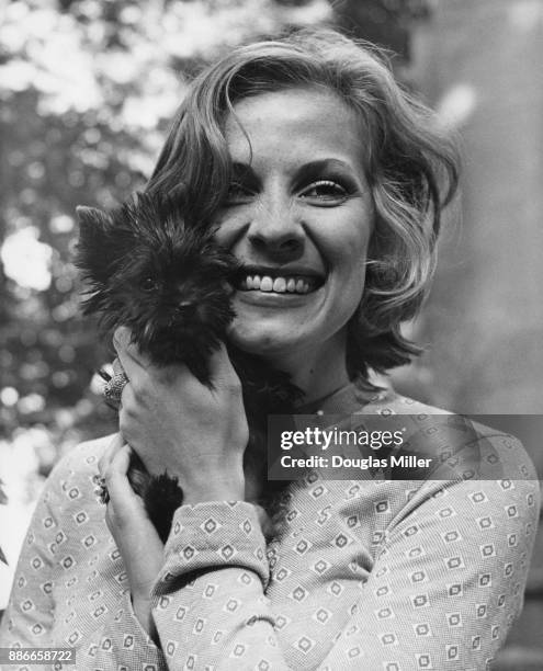 American actress Betty Buckley with her Yorkshire Terrier Maggie at the Prince of Wales Theatre in London, where she is starring in the musical...