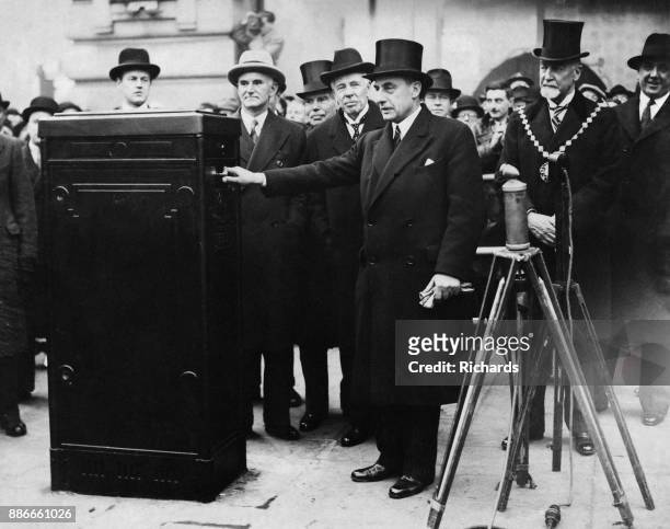 British Liberal politician Leslie Burgin , the Minister of Transport, inaugurates the new automated traffic lights at Piccadilly Circus in London,...