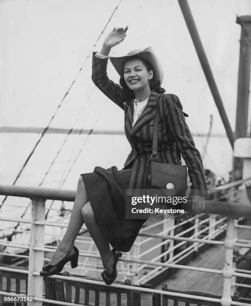 Canadian-American actress Yvonne De Carlo arrives at Southampton on the liner 'SS Mauretania', UK, 18th August 1948.
