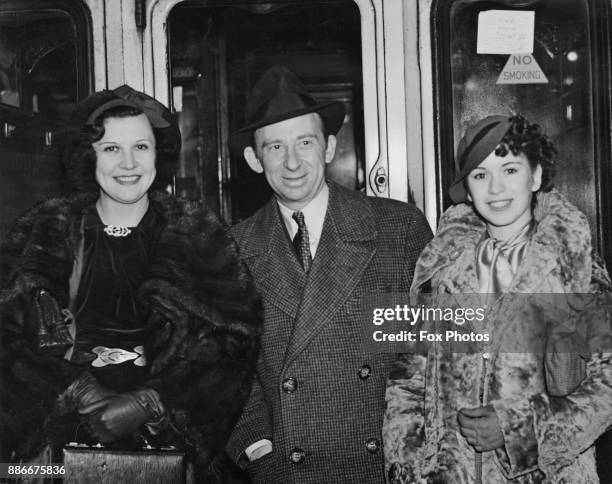 American vaudeville star Roscoe Ates arrives in London with his stage partner and future wife Barbara Ray and actress Lita Grey Chaplin , the ex-wife...