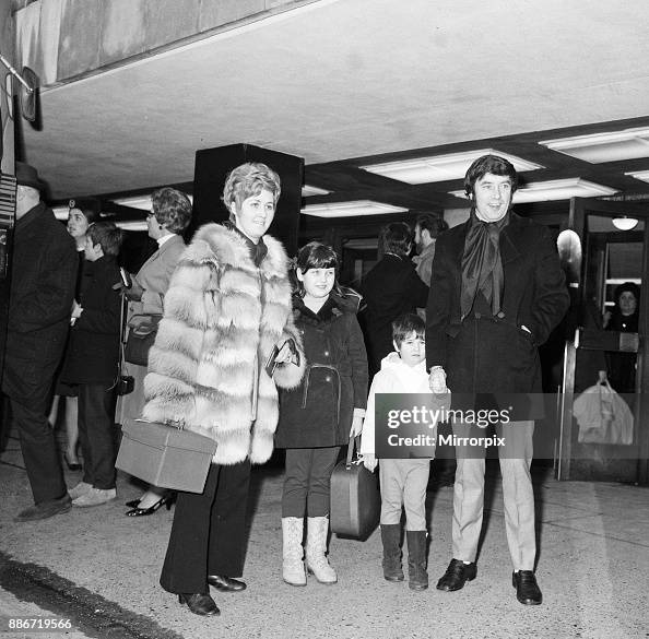 Jimmy Tarbuck sees off his wife Pauline and daughters Liza and Cheryl ...