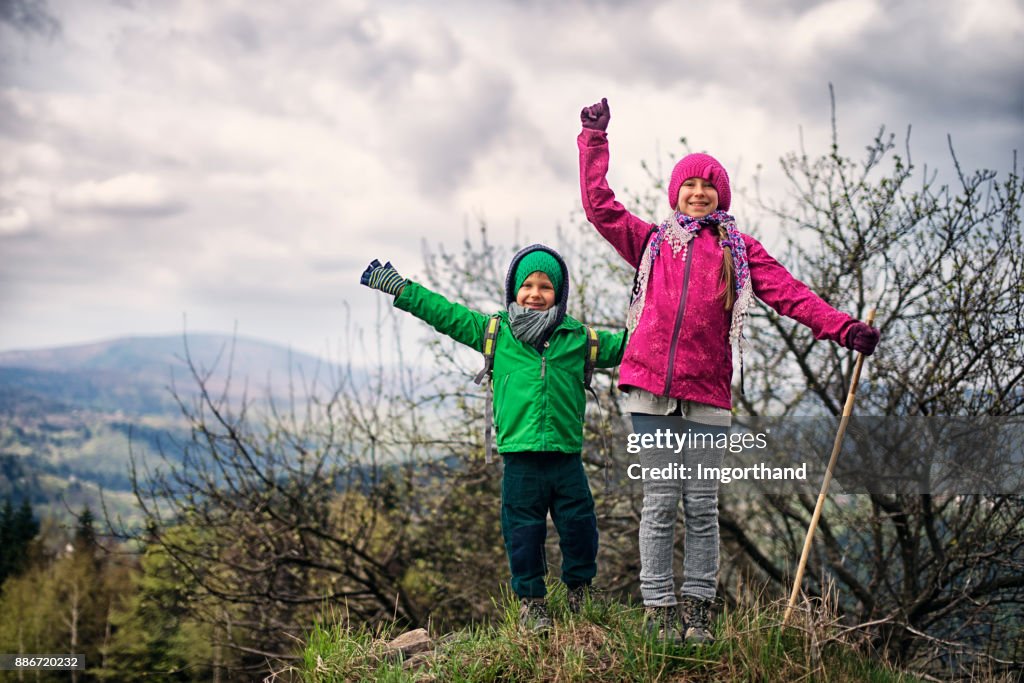 Bruder und Schwester im Frühjahr Wandern