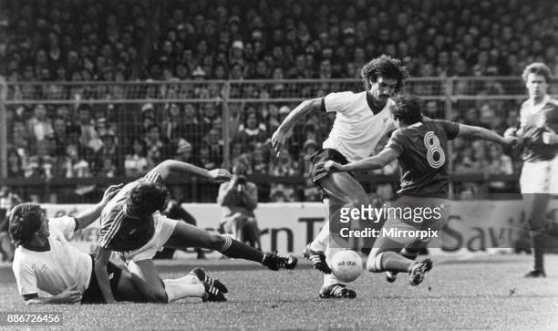Nottingham Forest 1-0 Liverpool, Division One League match at the City Ground, Saturday 29th September 1979. Terry McDermott gives John O'Hare the...