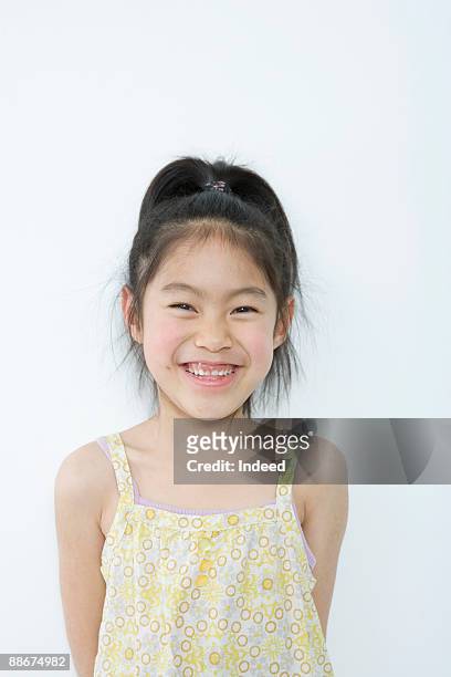 japanese girl (6-7 years) smiling and laughing - 6 7 years - fotografias e filmes do acervo