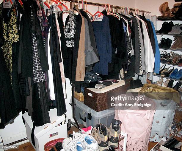 cluttered closet - placard fotografías e imágenes de stock
