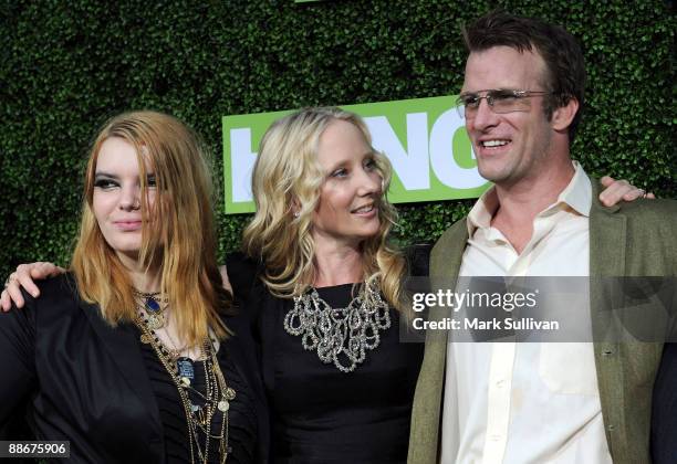 Actors Sianoa Smit-McPhee, Anne Heche and Thomas Jane arrive at the series premiere of "Hung" at the Paramount Theater on the Paramount Studios lot...