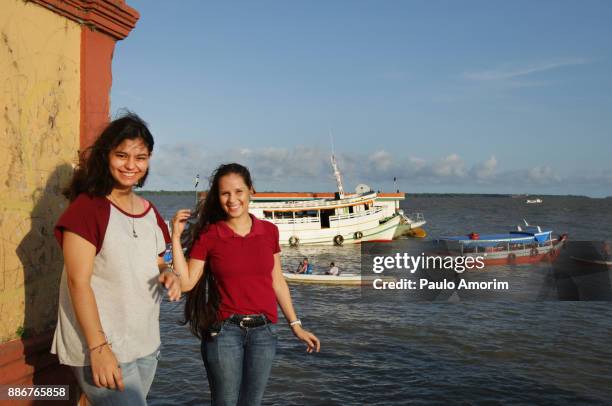 two beautiful young girls enjoying at the amazon in brazil - amazon jungle girl stock-fotos und bilder