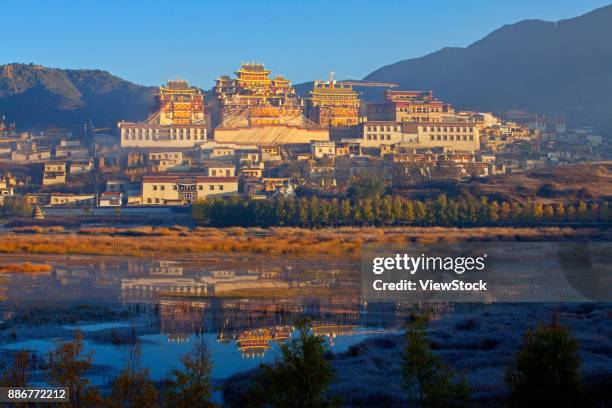 songzanlin temple of shangri-la city,yunnan province,china - songzanlin monastery fotografías e imágenes de stock