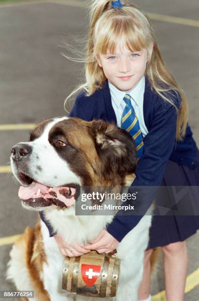 Girl with St Bernard Dog, Nieuwsfoto's