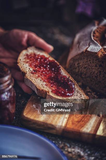 frisches hausgemachtes braunbrot mit marmelade - loaf of bread stock-fotos und bilder