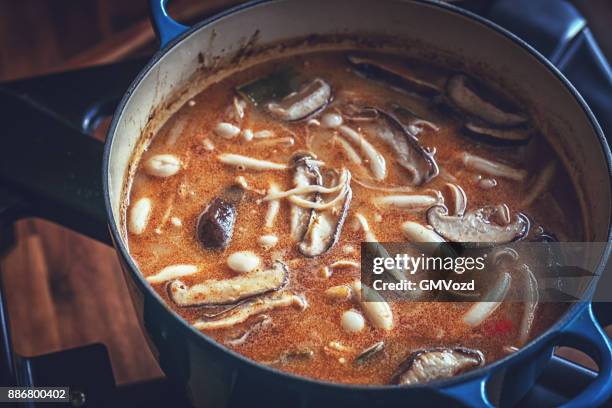 vorbereitung tom yum goong nam kon thai-suppe mit garnelen, enoki-pilze und frischem chili - enoki mushroom stock-fotos und bilder