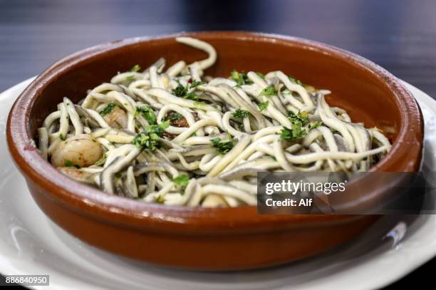 spanish elvers with garlic and prawns (gulas al ajillo con gambas) - gambas photos et images de collection