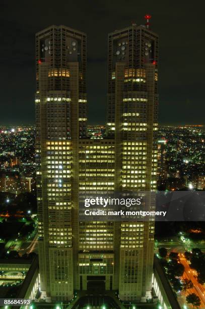 tokyo metropolitan government building - regierungsgebäude der präfektur tokio stock-fotos und bilder