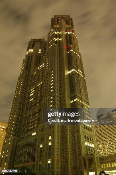 tokyo metropolitan government building - regierungsgebäude der präfektur tokio stock-fotos und bilder