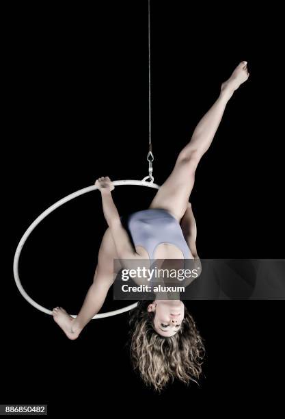 aerial tänzerin performance mit ring - zirkus stock-fotos und bilder