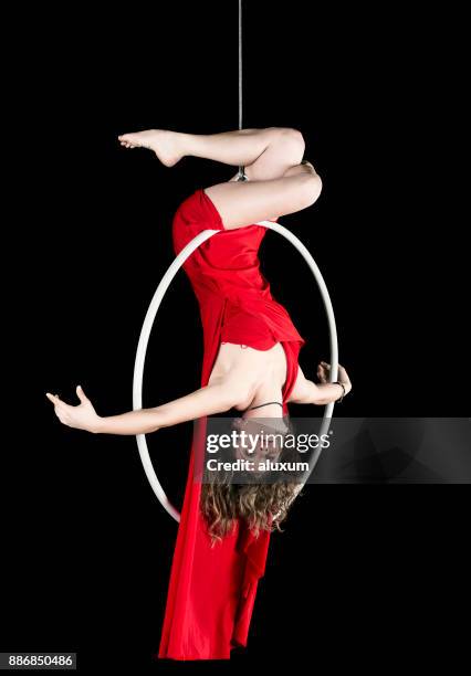 luchtfoto danseres in rode jurk - acrobatics gymnastics stockfoto's en -beelden