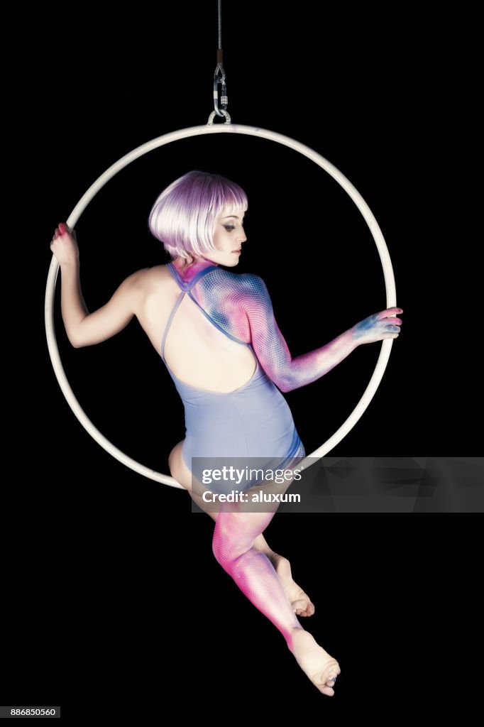 Aerial Tänzerin Performance mit ring