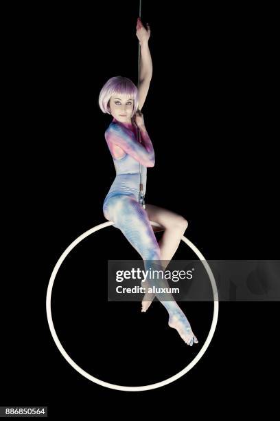 performance de la danseuse aérienne avec anneau - acrobate photos et images de collection